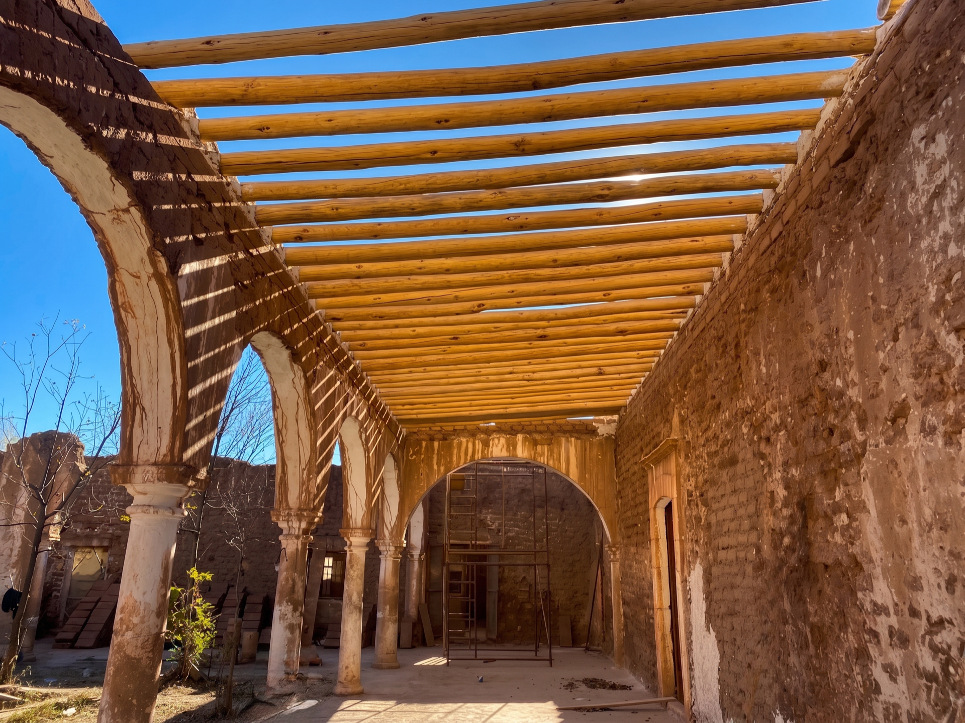Vigas de madera sobre los arcos restaurados de Casa Talamantes
